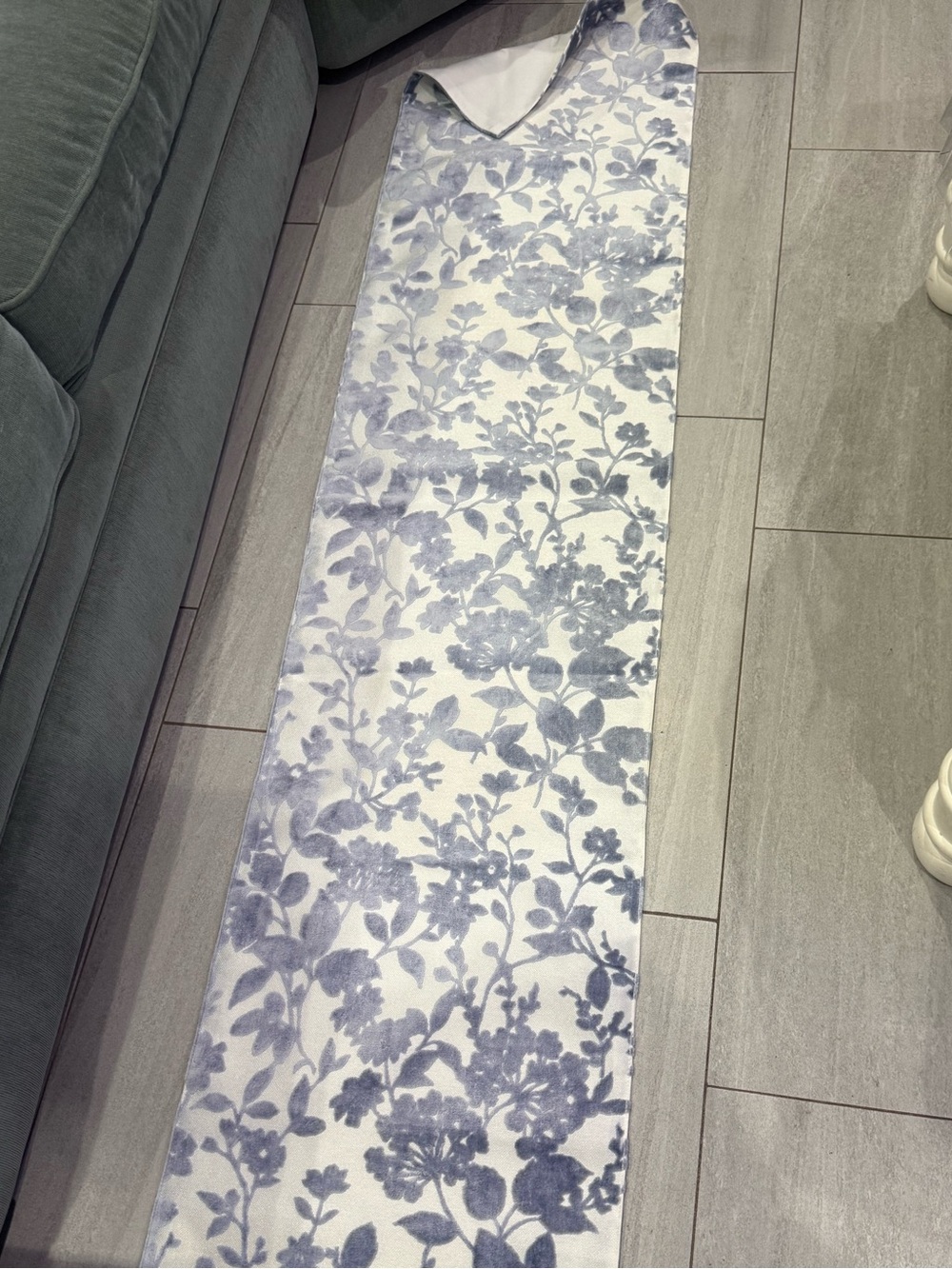 Runner velvet light blue with white background